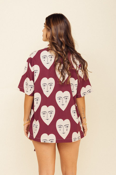 Camisa Mundo Corazones Vinotinto